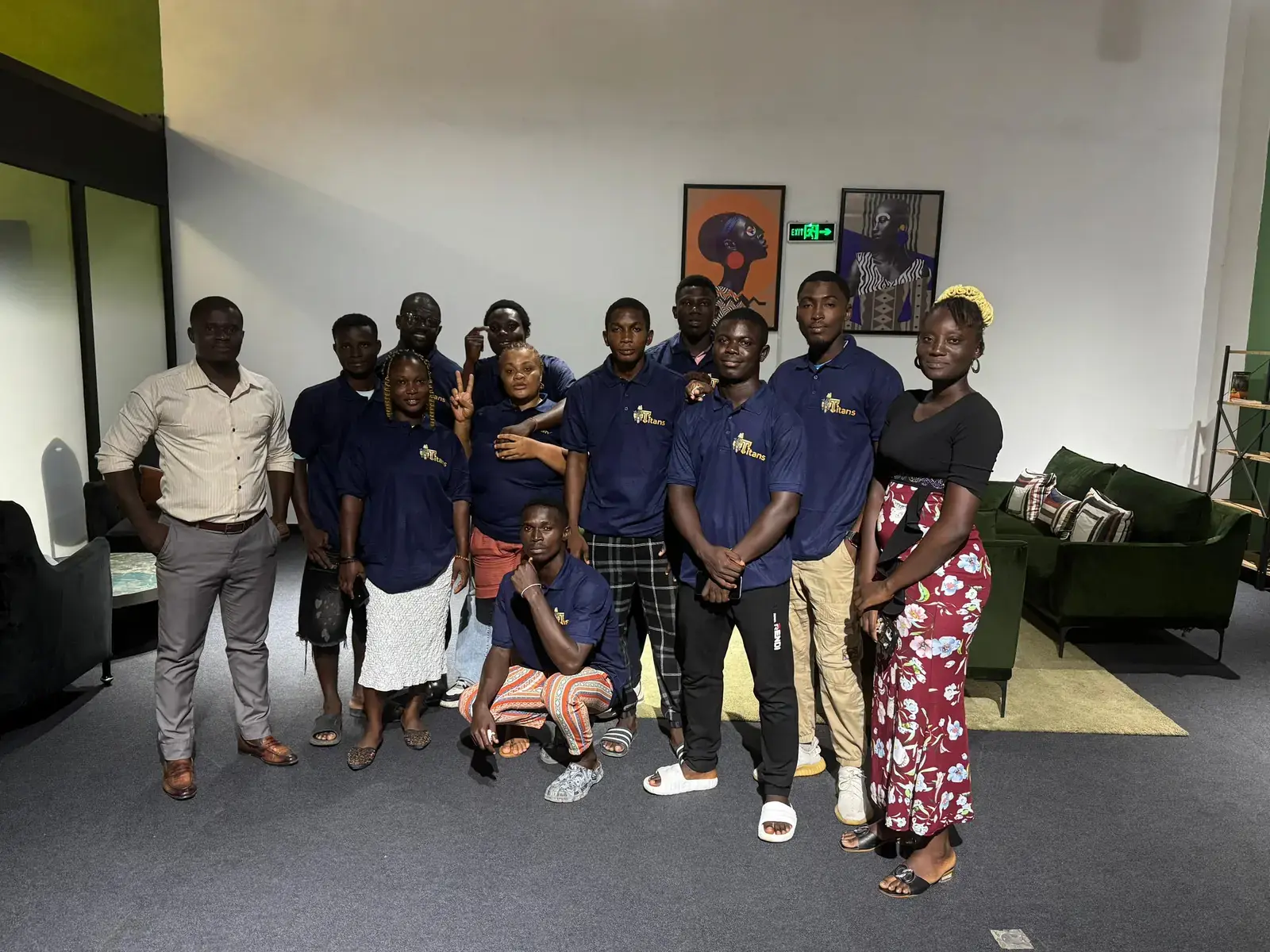 L'équipe Titans réunie autour d'un café à Abidjan.